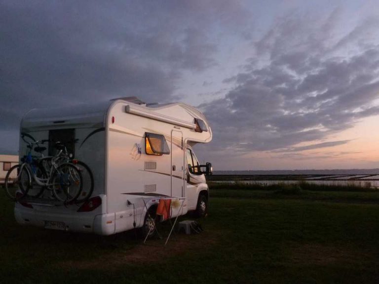 Camping-Mobile-Home-Holiday-Vehicle-Abendstimmung-417578_compressor